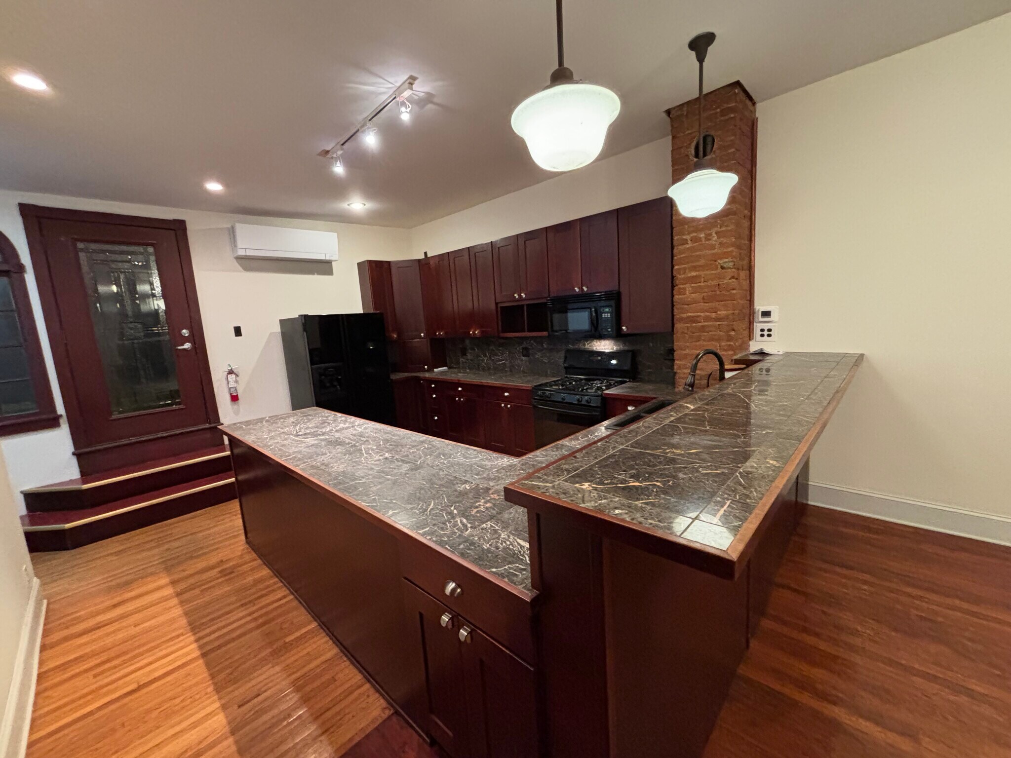 Building Photo - 941 W 7th St