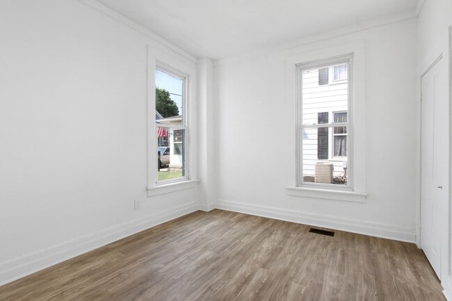 Building Photo - Wood St Home