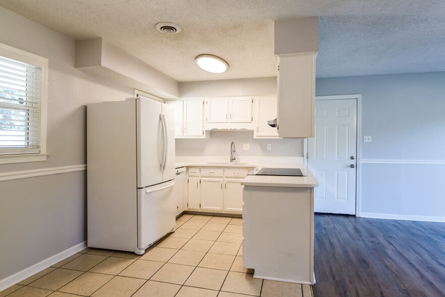 Building Photo - 5691 Briarwood Dr