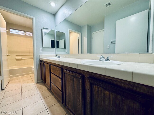Building Photo - 2581 Silver Shadow Dr