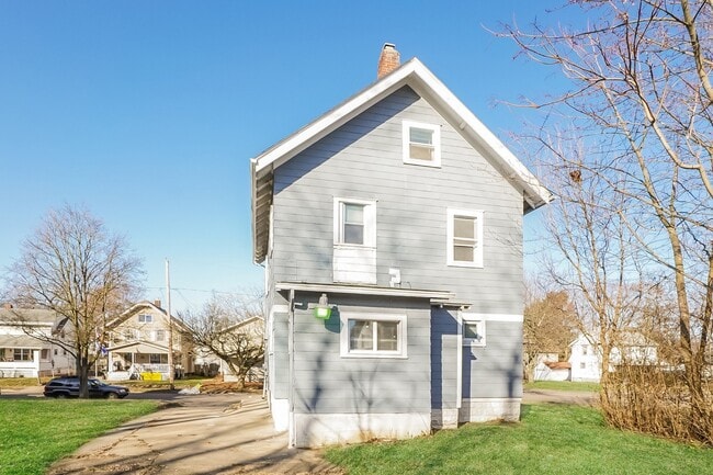 Building Photo - 1069 Herberich Ave