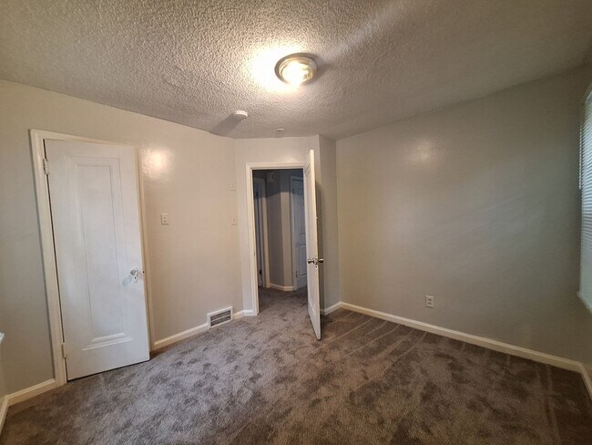 Building Photo - Charming 3 bedroom brick bungalow
