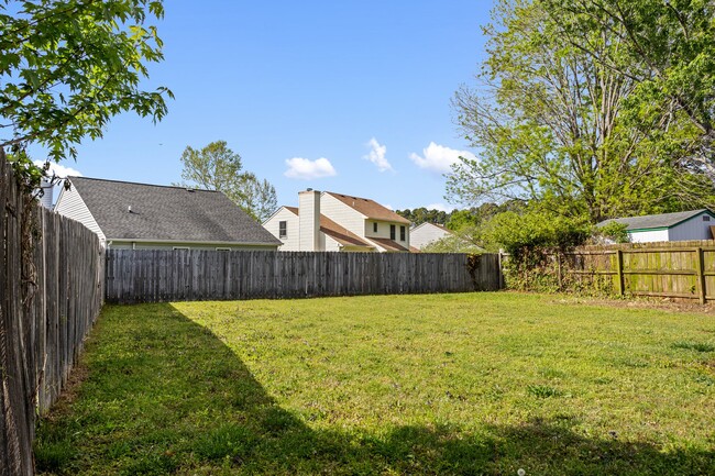 Building Photo - 2034 Ealing Crescent