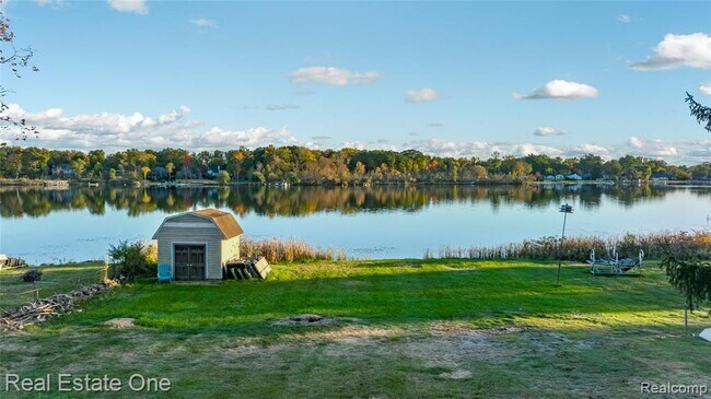 Building Photo - 2739 Lakeridge Ave