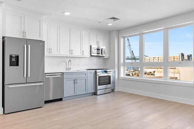 Primary Photo - 301 Border St