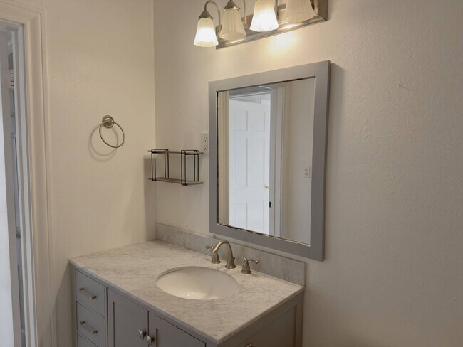 Building Photo - Adorable 3 bed 2 bath home in Brook Village!