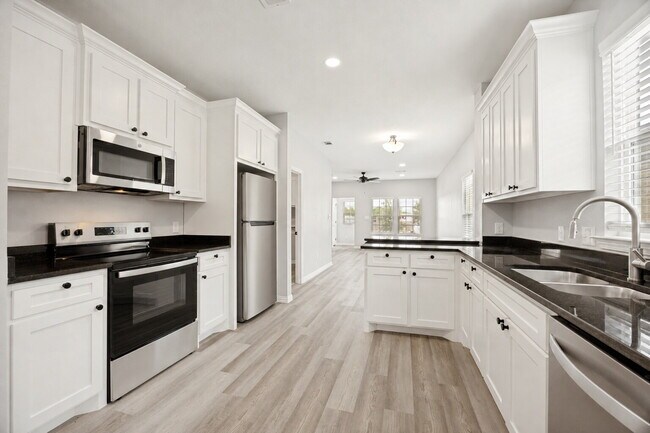 Building Photo - "Charming 3-Bed Home with Granite Elegance on East Pecan Street, Sherman, TX!"