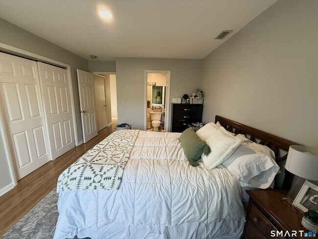 Building Photo - 204 Country Club Ct