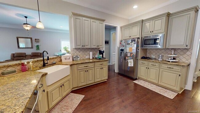 Building Photo - 440 Sydney Dr N