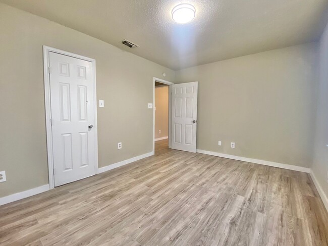 Building Photo - Newly renovated 3 bed 1 bath now available...