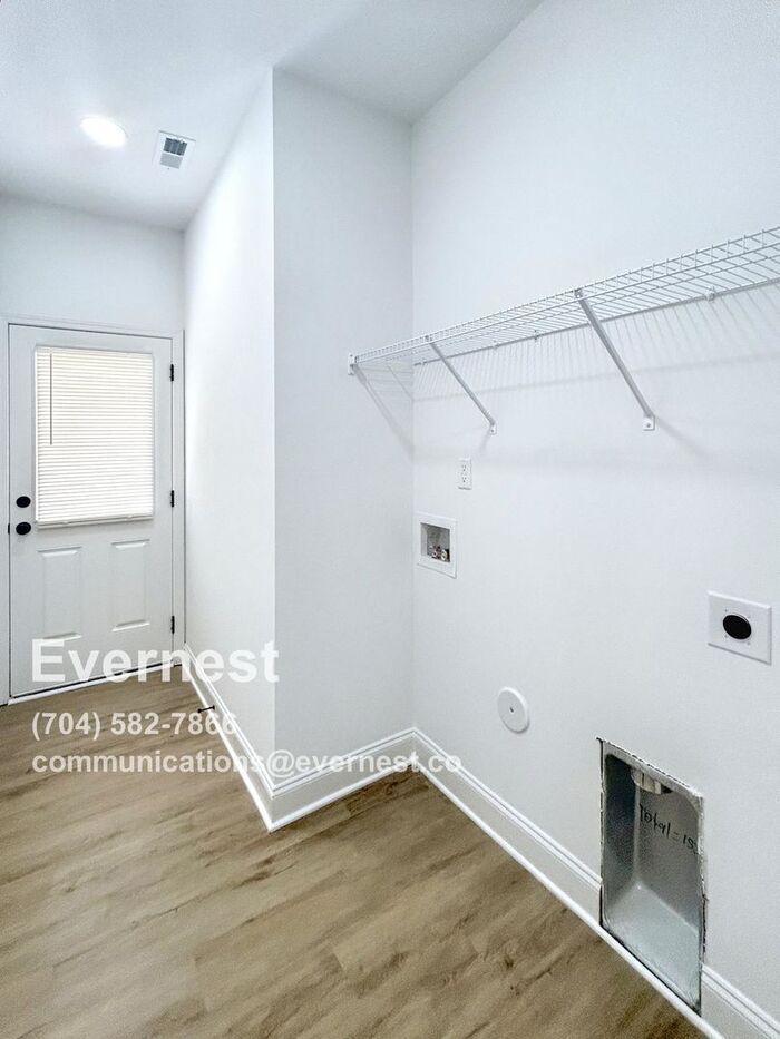 Building Photo - 411 S Spargo St