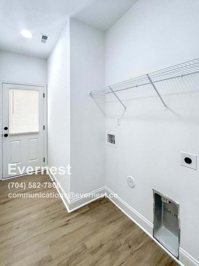 Building Photo - Home with Driveway and Modern Appliances / 3 Bed, 2 Bath  / Vuocher Accepted / Pet-friendly / Com...