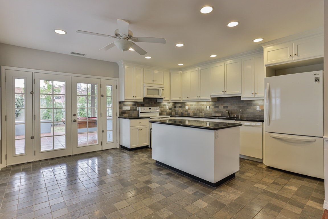 Large Kitchen w/ Island - 5907 Yarmouth Ave