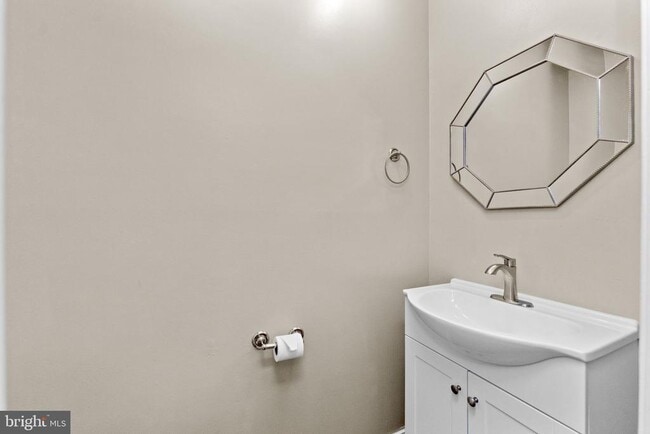 Building Photo - 553 Blaker Dr