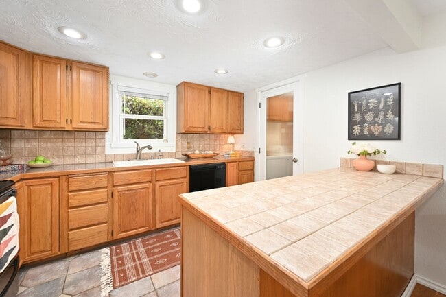 Building Photo - Cozy 2-bedroom 2 bath house in Redmond