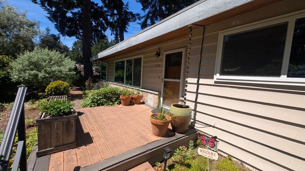 Building Photo - 704 N 163rd St