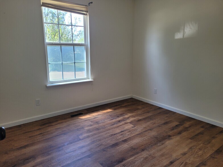 Building Photo - 4 Spring Hill Cir