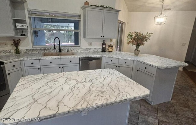 Building Photo - 805 7 Gables Cir SE