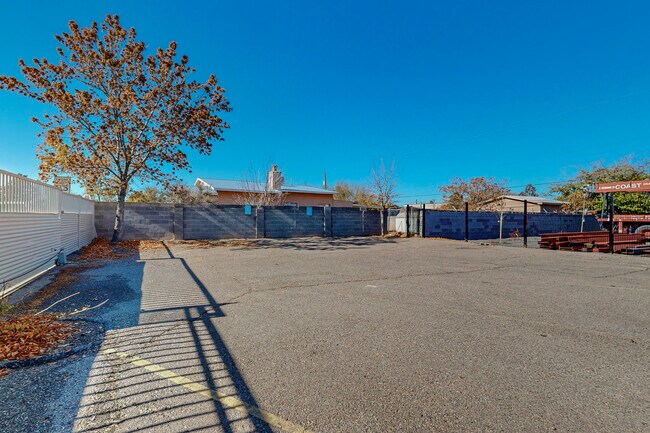 Building Photo - 5717 Edith Blvd NE