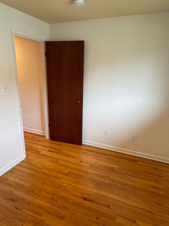 Building Photo - 2bd/1ba Seattle Apartment