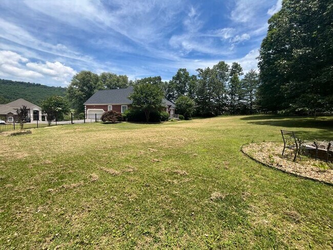 Building Photo - 607 Castle Dr