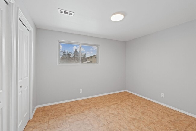 Building Photo - 4-Bedroom Retreat in Medical Lake - 2 Baths & 2,454 Sq/Ft Half Month Rent Free!