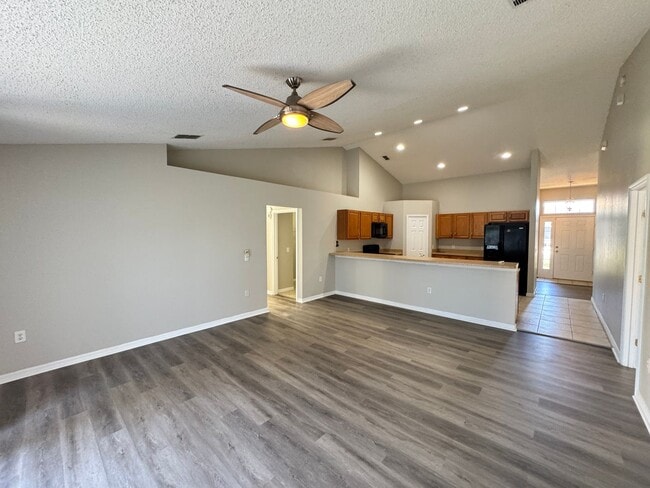 Building Photo - Split Floor plan 3/2 in Poinciana