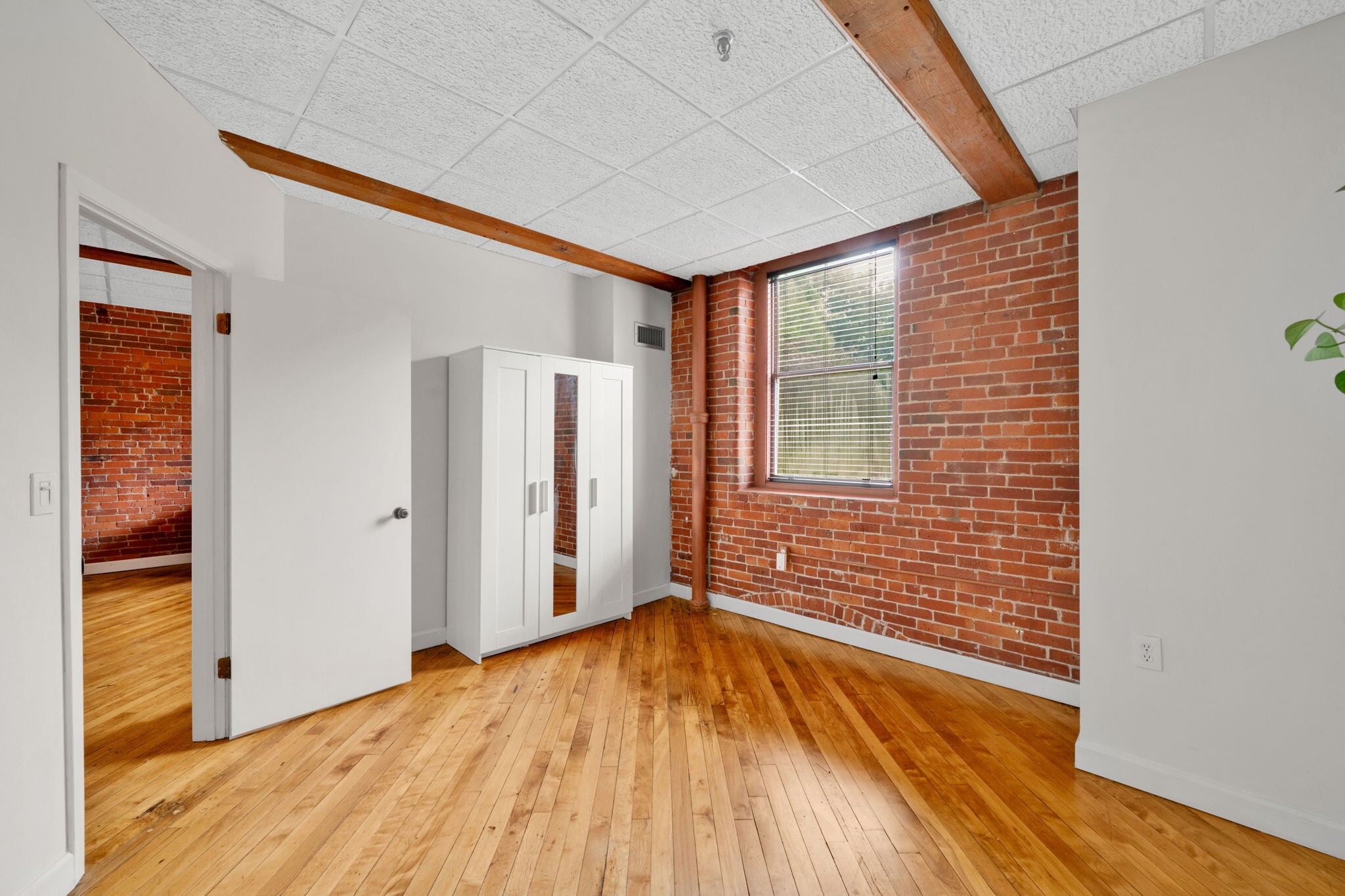 Building Photo - 222 Williams St E