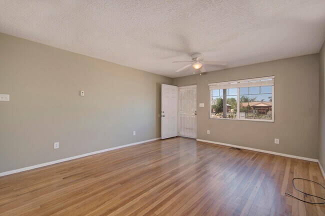 Building Photo - 306 Stanford Dr SE