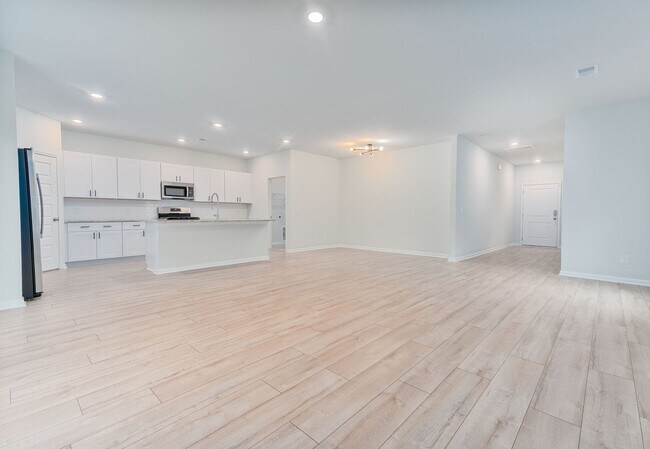 Building Photo - Bright & Spacious Living in Charleston’s Grand Bees!