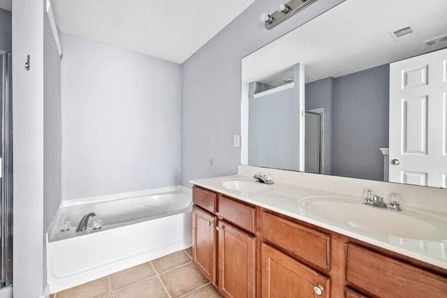 Building Photo - 2872 Cross Creek Ct