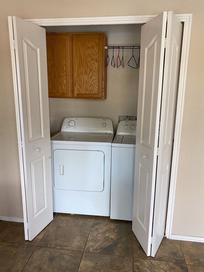 Building Photo - Nice 3 Bedroom 2 Bath Home with POOL and RV Parking