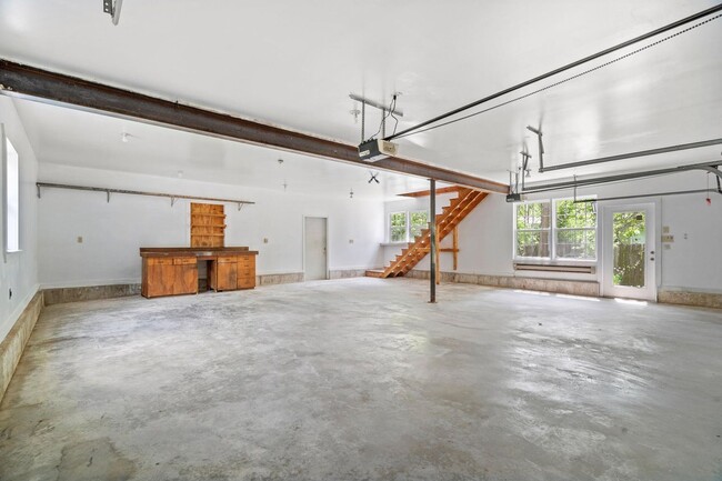 Building Photo - 5 Bed / 2 Bath Tudor Revival in Central Co...