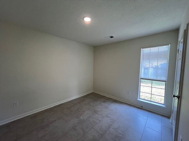 Building Photo - Renovated 2 Bedroom 2 Bath Home for Rent!