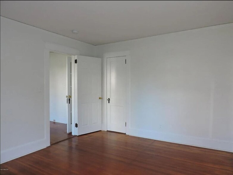 Building Photo - 10 Highland Rd