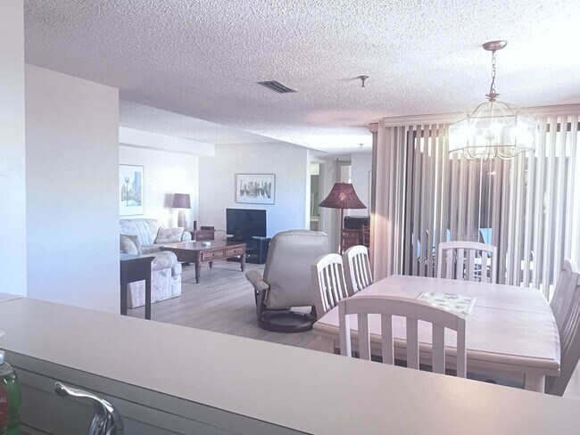 Building Photo - 2BR/2BA Condo on the Gulf in MacArthur Beach