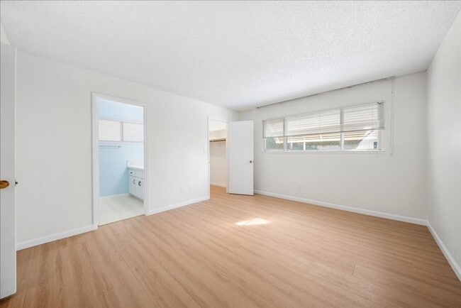 Building Photo - 2549 Notre Dame Dr