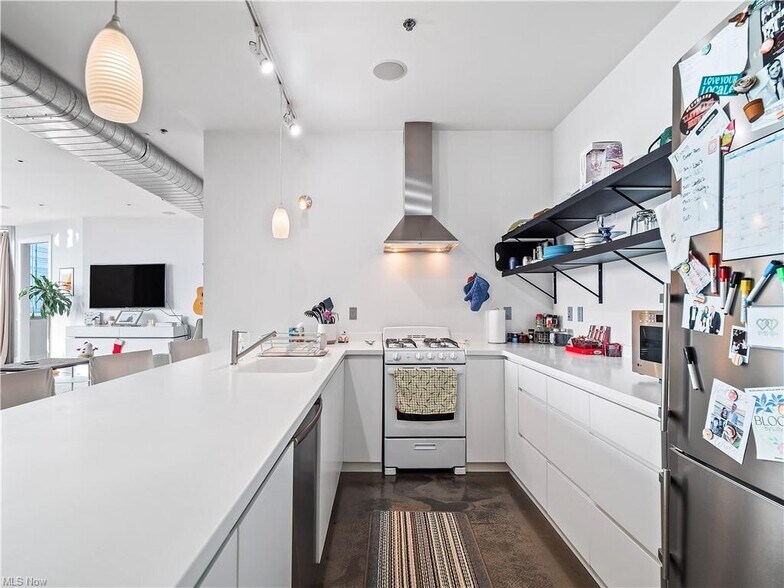 Kitchen - 701 W Lakeside Ave