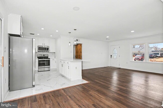 Building Photo - 312 E Gordon St