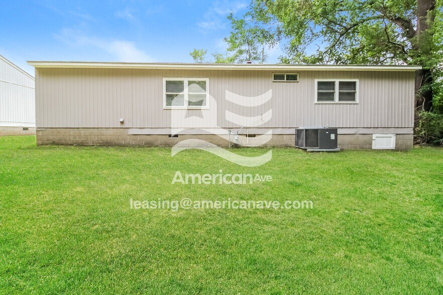 Building Photo - 2945 Eastway Dr