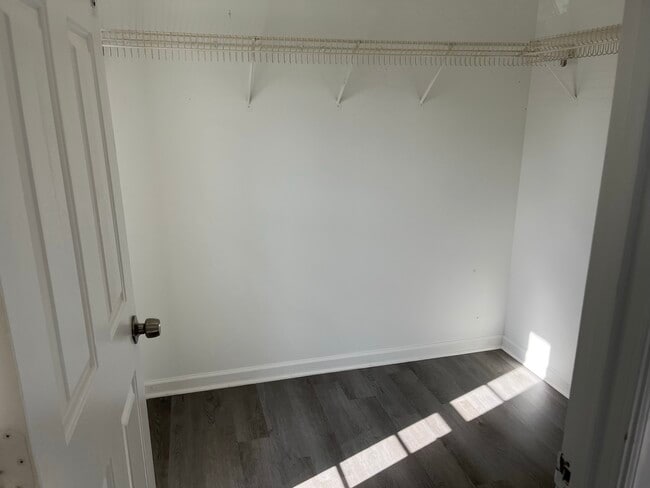 Building Photo - 408 Gladstone Dr