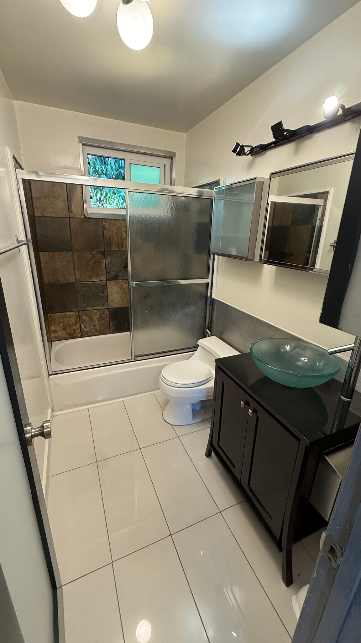 2nd floor main bath - 1320 Mohawk St