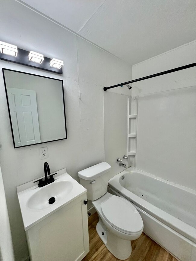 Building Photo - New Listing! 3 bedroom House!