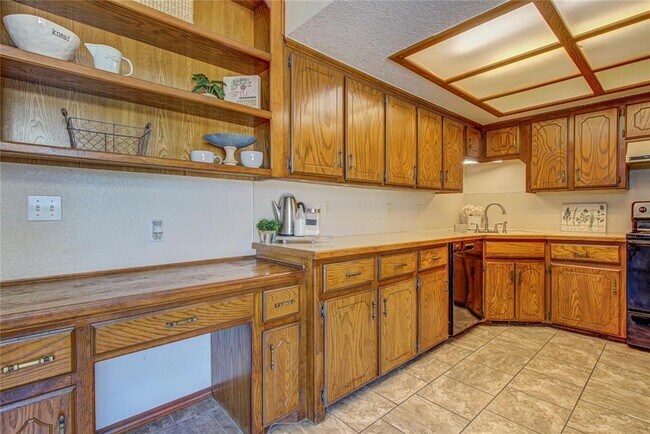 Building Photo - 2109 Shamrock Dr