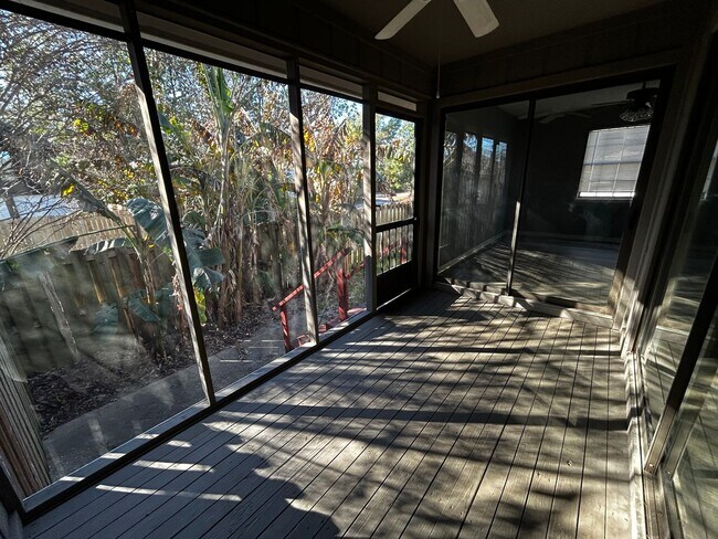 Building Photo - 1007 11th Ct