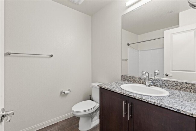 Building Photo - 3 Bd Open Concept, Downstairs Bd w/ ensuite bath