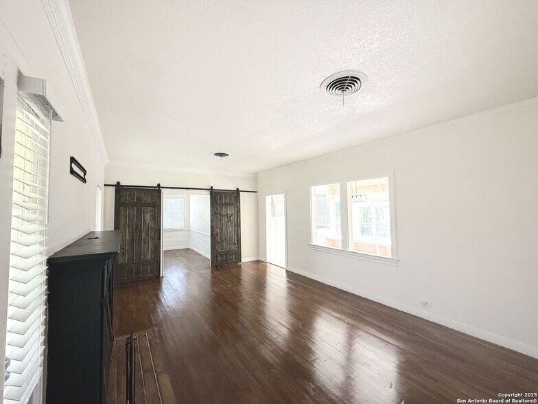 Building Photo - 1214 Sutton Dr
