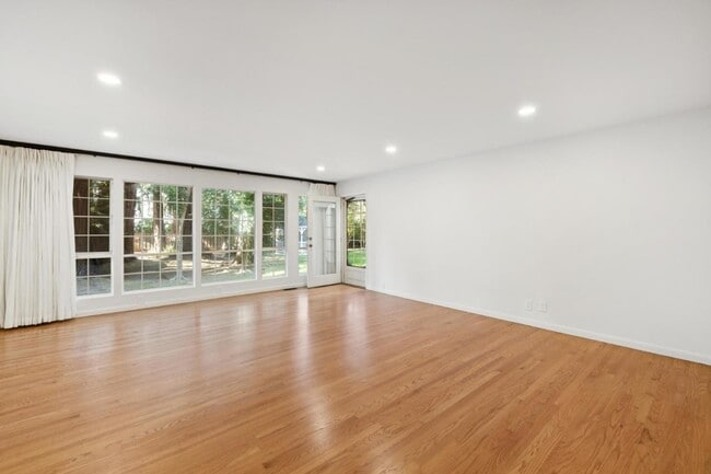 Building Photo - 216 Valparaiso Ave