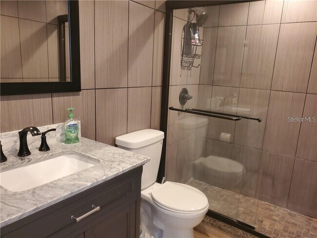 Building Photo - 1050 Longboat Club Rd