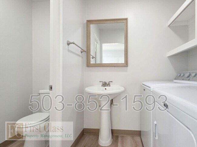 Building Photo - 8500 SW Canyon Dr